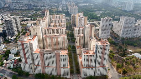 Foto de Vista aérea desde el dron, grupo de edificio de apartamentos Highrise, bienes raíces para la vida familiar, muchos bloques con pisos de la propiedad en desarrollo en Ho chi Minh, ciudad de Asia, Vietnam - Imagen libre de derechos