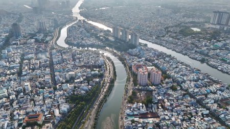 Foto de Ho chi Minh vista aérea de la ciudad con sistema de canales, hacinada ribera urbana, avenida Vo Van Kiet a lo largo del canal Tau Hu, densidad densa y concurrida casa de pueblo de la gran ciudad asiática, Saigón, Viet Na - Imagen libre de derechos