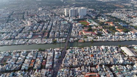 Incroyable vue aérienne de la grande ville asiatique, scène Ho Chi Minh, maison de ville encombrée au bord de la rivière avec densité dense, urbaine surpeuplée, rue Nguyen Tri Phuong avec pont traversant le canal de Tau Hu