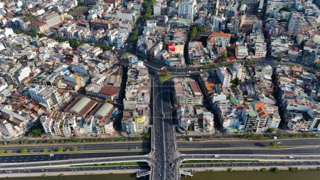 Foto de Increíble vista aérea por dron de Ho Chi Minh, gran ciudad asiática con concurrida casa adosada, vehículo circulan en la calle se mueven a la intersección, casa cerca de la zona de residencia, horizonte paisaje urbano por la noche - Imagen libre de derechos