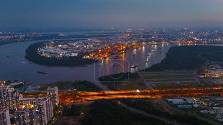 Foto de Vista aérea desde el dron del puerto de la ciudad de Ho Chi Minh, sistema de canales para la vía navegable del tráfico en el río Saigón, grúa y contenedor en el puerto junto al río, logística para la exportación, importación industrial con gastos baratos - Imagen libre de derechos