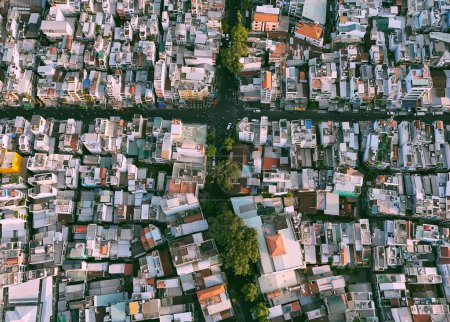 Luftaufnahme von der Drohne, überfüllte Wohngegend in Ho-Chi-Minh, Asien-Stadt in der heißen Jahreszeit, überfülltes Rohrhaus mit betonierter Wärmestrahlung, überfüllte Städte im Klimawandel machen das Leben schwer