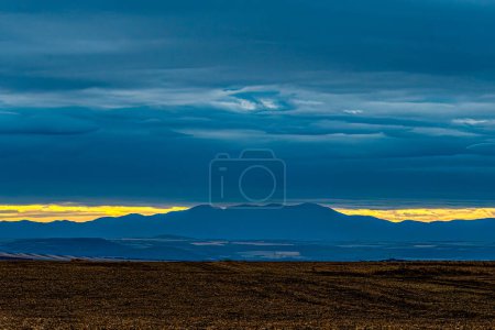 Téléchargez les photos : Vue sur le lever du soleil nuageux sur la montagne - en image libre de droit