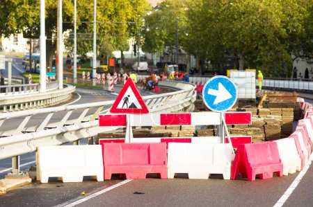 Foto de Lugar de trabajo cerrado con retenes para obras viales con personas en segundo plano en los Países Bajos - Imagen libre de derechos