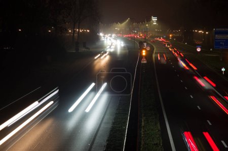 Téléchargez les photos : Arnhem, Netherlands - December 16, 2022: Highway at night with traffic blurred by motion - en image libre de droit