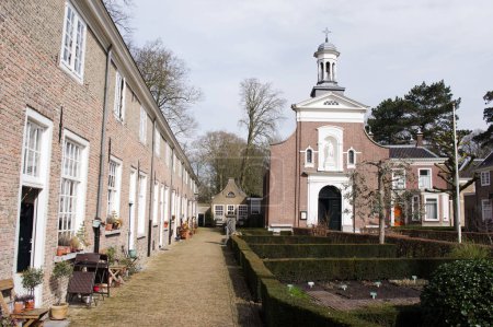 Foto de Begijnhof plaza con iglesia en Breda en los Países Bajos - Imagen libre de derechos