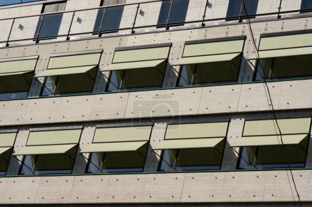 Téléchargez les photos : Mur d'un bâtiment avec des fenêtres avec des écrans solaires verts à Copenhague au Danemark - en image libre de droit