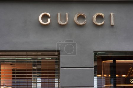 Foto de Copenhague, Dinamarca - 9 de abril de 2023: Logo de Gucci en una fachada de un edificio en la calle comercial. Prada es una casa de moda italiana de lujo - Imagen libre de derechos