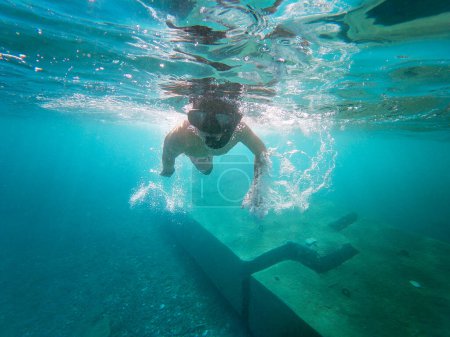 Foto de Hombre caucásico despreocupado que usa buceo submarino mientras disfruta de vacaciones - Imagen libre de derechos