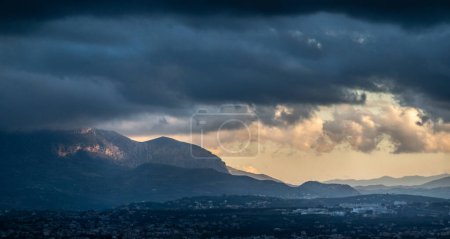 Foto de Vista panorámica de las montañas de silueta y el paisaje contra el cielo nublado durante la puesta del sol - Imagen libre de derechos