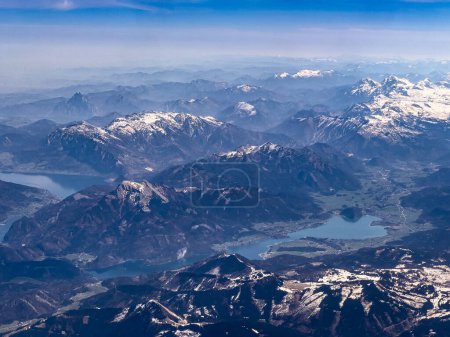 Foto de Vista panorámica de la hermosa cordillera de los Alpes europeos nevados y el lago con el cielo azul en el fondo - Imagen libre de derechos