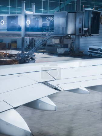 Foto de Imagen recortada del ala de aeronaves en el hangar de la industria aeroespacial - Imagen libre de derechos