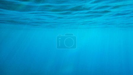 Foto de Fotograma completo de agua rasgada y vista idílica del paisaje marino azul - Imagen libre de derechos
