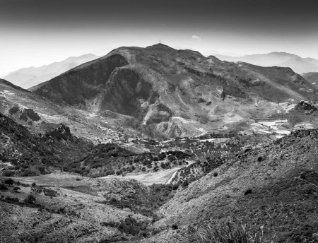 Foto de Vista panorámica y tranquila del paisaje ondulado y las majestuosas montañas contra el cielo despejado - Imagen libre de derechos