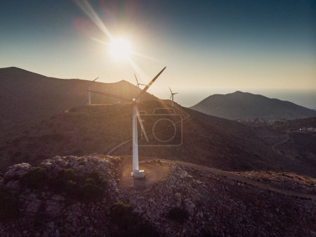 Foto de Turbinas eólicas en la montaña y vista panorámica de la silueta cordillera contra el cielo durante el atardecer - Imagen libre de derechos