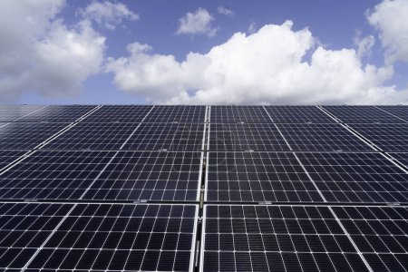 Foto de Panel solar sobre fondo cielo azul, concepto de energía alternativa, central solar para producir energía eléctrica por energía verde. - Imagen libre de derechos
