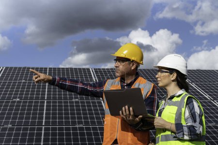 Foto de Ingenieros masculinos con paneles solares en el techo - Imagen libre de derechos