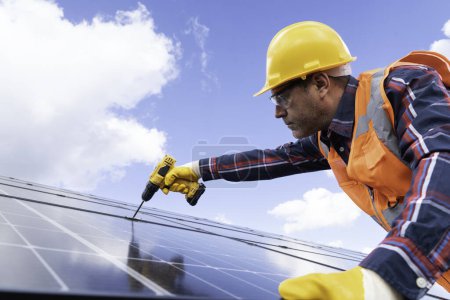 Foto de Hombre con instalación de paneles solares hacer en planta de paneles solares. - Imagen libre de derechos