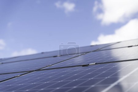 Foto de Panel solar sobre fondo cielo azul, concepto de energía alternativa, central solar para producir energía eléctrica por energía verde. - Imagen libre de derechos