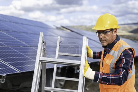 Téléchargez les photos : Installation de panneaux solaires sur l'usine de panneaux solaires. - en image libre de droit
