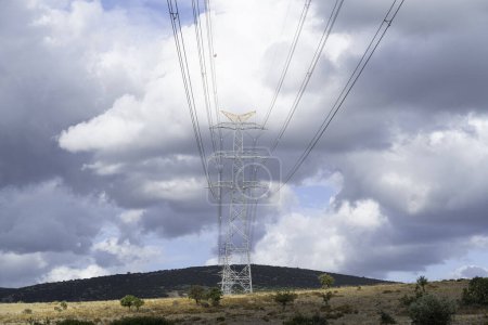Téléchargez les photos : Pylônes électriques et lignes à haute tension sur fond de ciel nuageux, lignes électriques
. - en image libre de droit