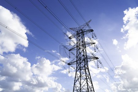 Foto de Pilones de potencia y líneas de alto voltaje sobre el fondo del cielo nublado, líneas eléctricas
. - Imagen libre de derechos