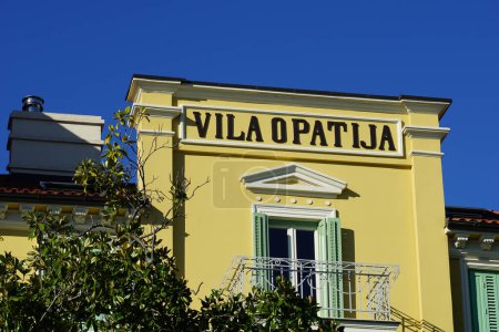 Téléchargez les photos : Opatija, Croatia, 14th January 2023. The top of the yellow facade of Art Nouveau villa in the Croatian town of Opatija - en image libre de droit