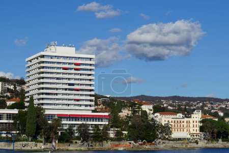 Téléchargez les photos : Opatija, Croatia, 14th January 2023. The high skyscraper of the Ambasador Hotel in the Croatian tourist town of Opatija on sunny day - en image libre de droit