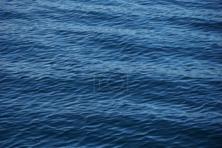 Foto de Fondo abstracto de superficie ondulada azul intenso - Imagen libre de derechos