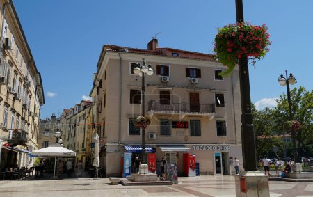 Téléchargez les photos : Rijeka, Croatie, 9 juillet 2023. Vue sur la place pittoresque de la ville croate de Rijeka en juillet - en image libre de droit