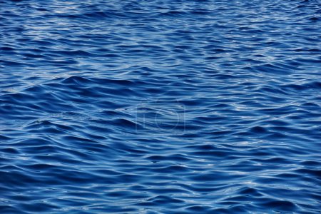 Wavy surface with rippled waves and light reflection on the top