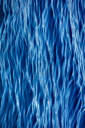 Abstrakte blaue grobe und gemusterte Illustration, Nahaufnahme des Fotos der Meeresoberfläche
