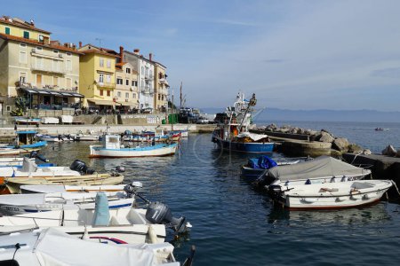 Foto de Moscenicka Draga, Croacia, 17 de febrero de 2024. Una vista del pequeño puerto lindo en la ciudad costera croata de Moscenicka Draga - Imagen libre de derechos