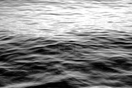 Gradient noir et blanc vue abstraite à la surface de l'eau de mer