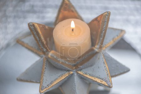 Foto de Candelabro en forma de octaedro estrella para un fondo festivo o postal - Imagen libre de derechos
