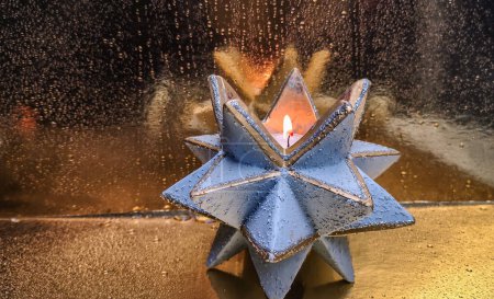 Foto de Candelabro en forma de octaedro estrella para un fondo festivo o postal - Imagen libre de derechos