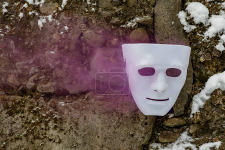 Téléchargez les photos : Installation métaphorique avec masque dans la neige - en image libre de droit