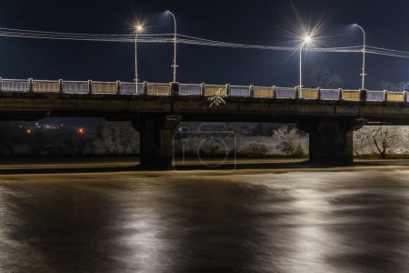 Téléchargez les photos : Paysage nocturne hivernal du pont sur la rivière Uzh à Uzhgorod - en image libre de droit