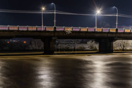 Téléchargez les photos : Paysage nocturne hivernal du pont sur la rivière Uzh à Uzhgorod - en image libre de droit