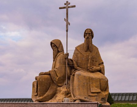 Foto de Svalyava, Transcarpatia, Ucrania - 3 de marzo de 2024 - Monumento a los santos iguales a los apóstoles Cirilo y Metodio - Imagen libre de derechos