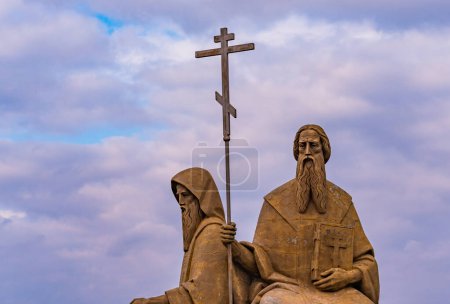 Foto de Svalyava, Transcarpatia, Ucrania - 3 de marzo de 2024 - Monumento a los santos iguales a los apóstoles Cirilo y Metodio - Imagen libre de derechos