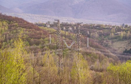 Foto de Líneas eléctricas de alto voltaje en la zona montañosa rural en primavera - Imagen libre de derechos