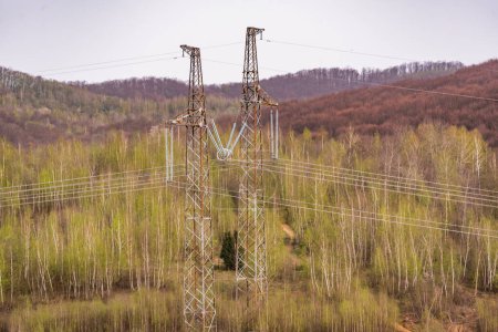 Foto de Líneas eléctricas de alto voltaje en la zona montañosa rural en primavera - Imagen libre de derechos