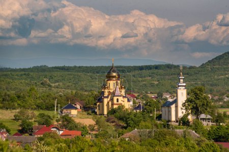 Landschaft mit ländlicher Kirche in der Ferne