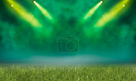 Téléchargez les photos : Terrain de football gazon texturé avec brouillard néon. abstrait herbe projecteur paillettes lumières fond. - en image libre de droit