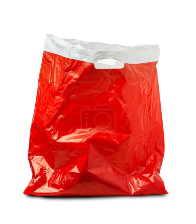 Foto de Primer plano de una bolsa de plástico roja usada aislada sobre fondo blanco. Con camino de recorte - Imagen libre de derechos