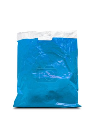 Großaufnahme einer gebrauchten blauen Plastiktüte isoliert auf weißem Hintergrund. Mit Schnittpfad