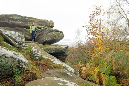 Téléchargez les photos : Capturer un randonneur mature et en forme, profiter d'un environnement génial, à la fin de l'automne. Brimham rocks est une attraction touristique idéale. - en image libre de droit