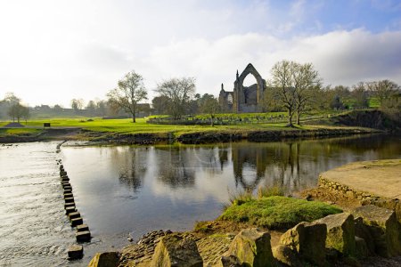 Téléchargez les photos : L'abbaye de Bolton offre des vues emblématiques, dans les paysages quinquennaux du parc national anglais. - en image libre de droit