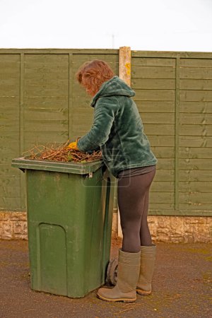 Den eigenen Kompost herzustellen ist ein wachsender Recycling-Trend, der durch Umweltbedenken und die anhaltende Lebenshaltungskosten-Krise angeheizt wird..
